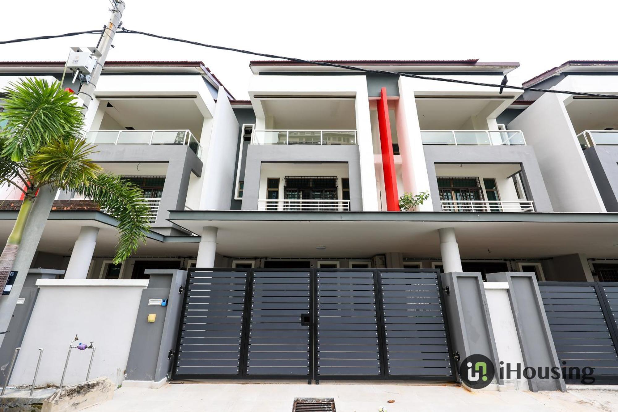 Cozycrest & Spacious 4br Landed House @kotasyahbandar I Housing